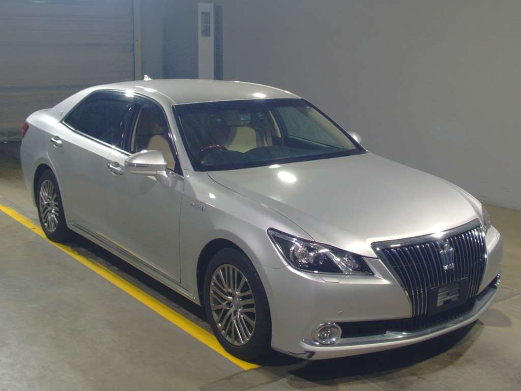 2014 Toyota Crown Majesta GWS214[2]