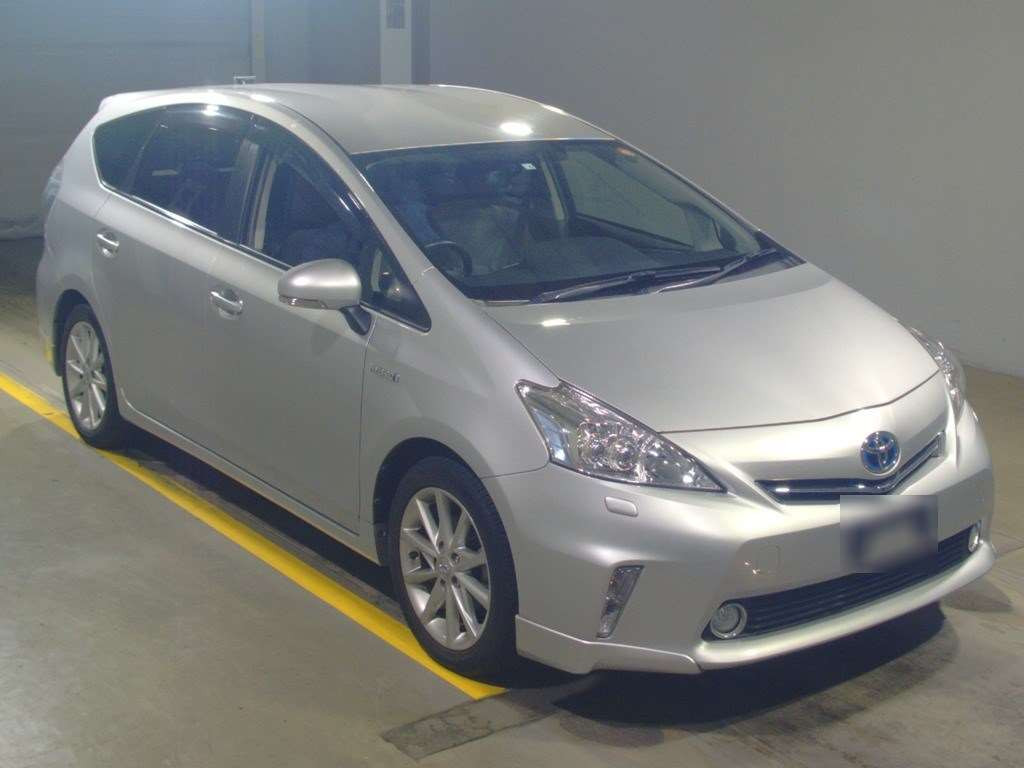 2014 Toyota Prius alpha ZVW41W[2]