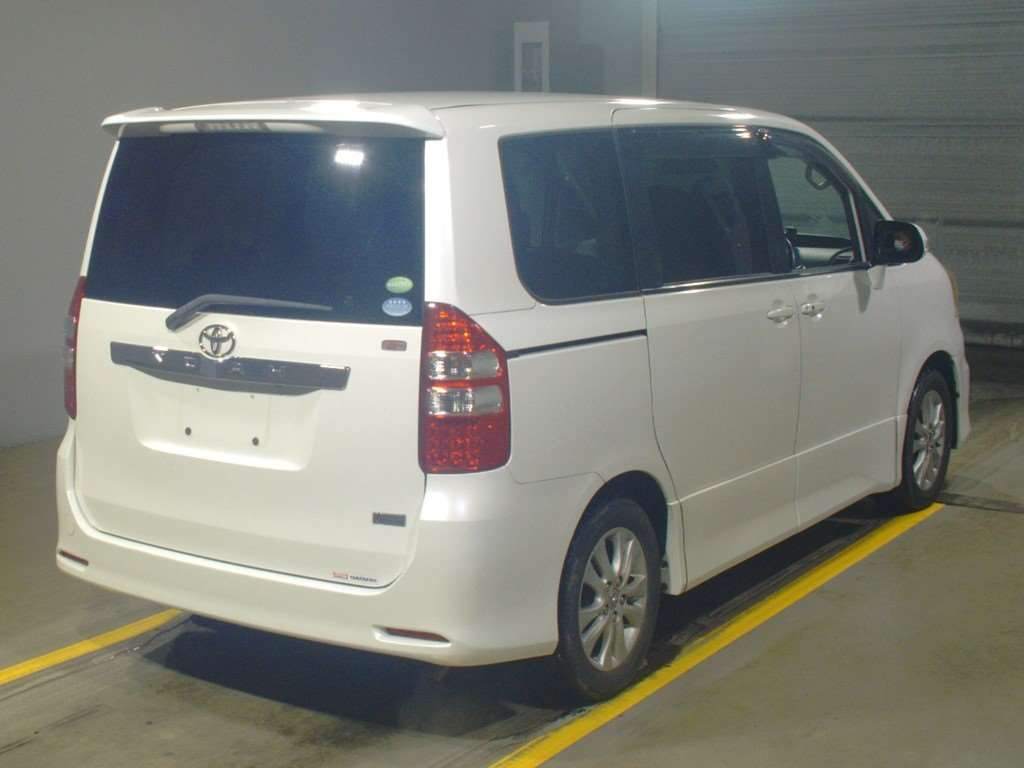 2012 Toyota Noah ZRR70W[1]