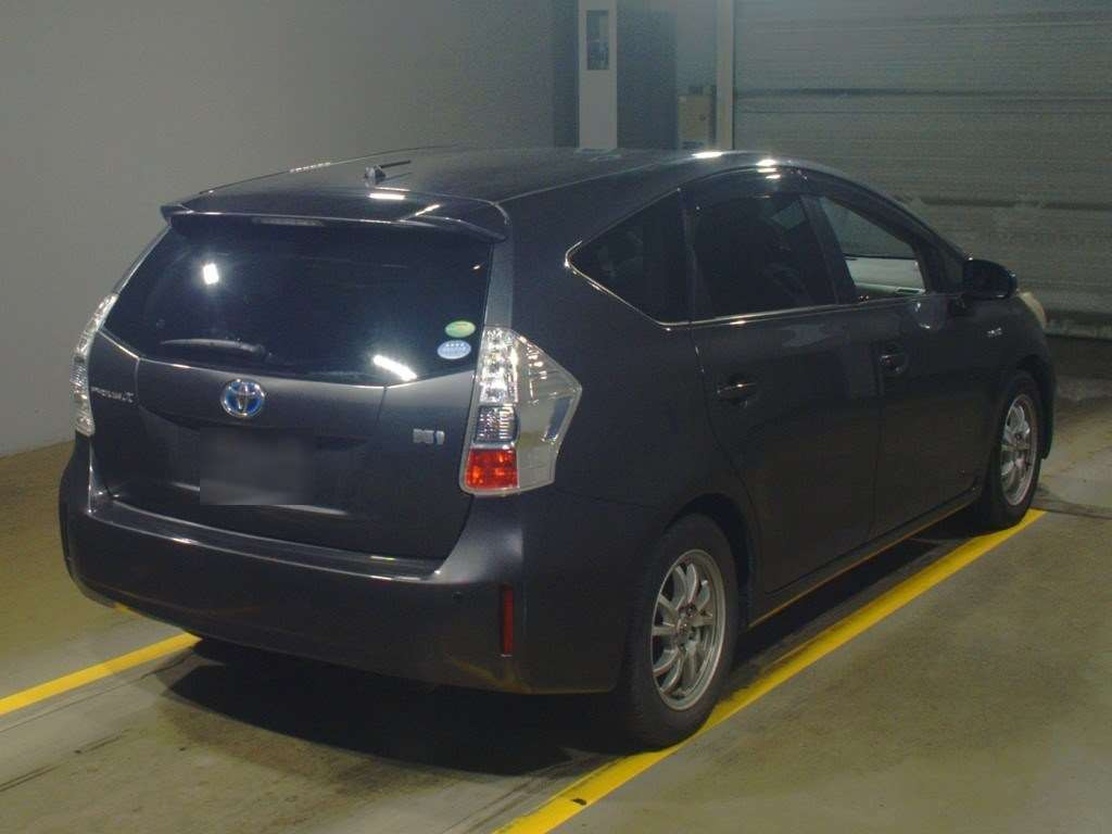 2012 Toyota Prius alpha ZVW41W[1]