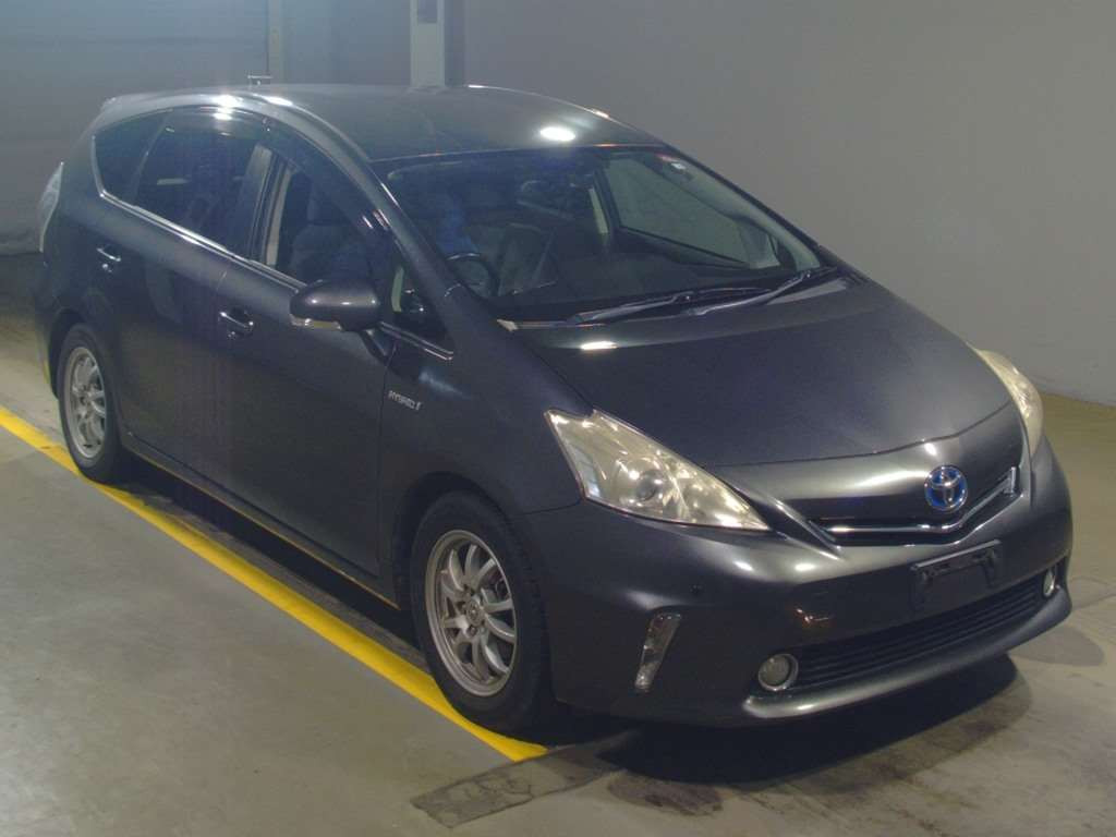 2012 Toyota Prius alpha ZVW41W[2]