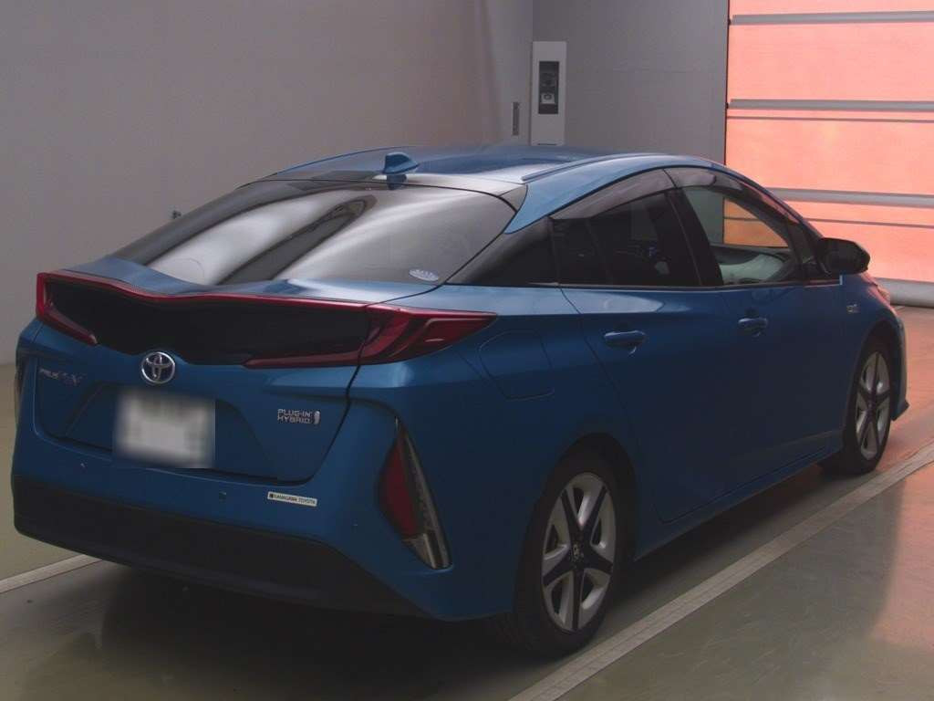 2017 Toyota Prius PHV ZVW52[1]