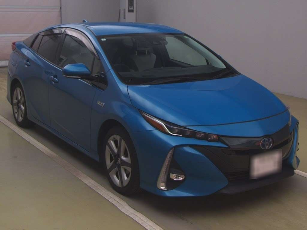 2017 Toyota Prius PHV ZVW52[2]