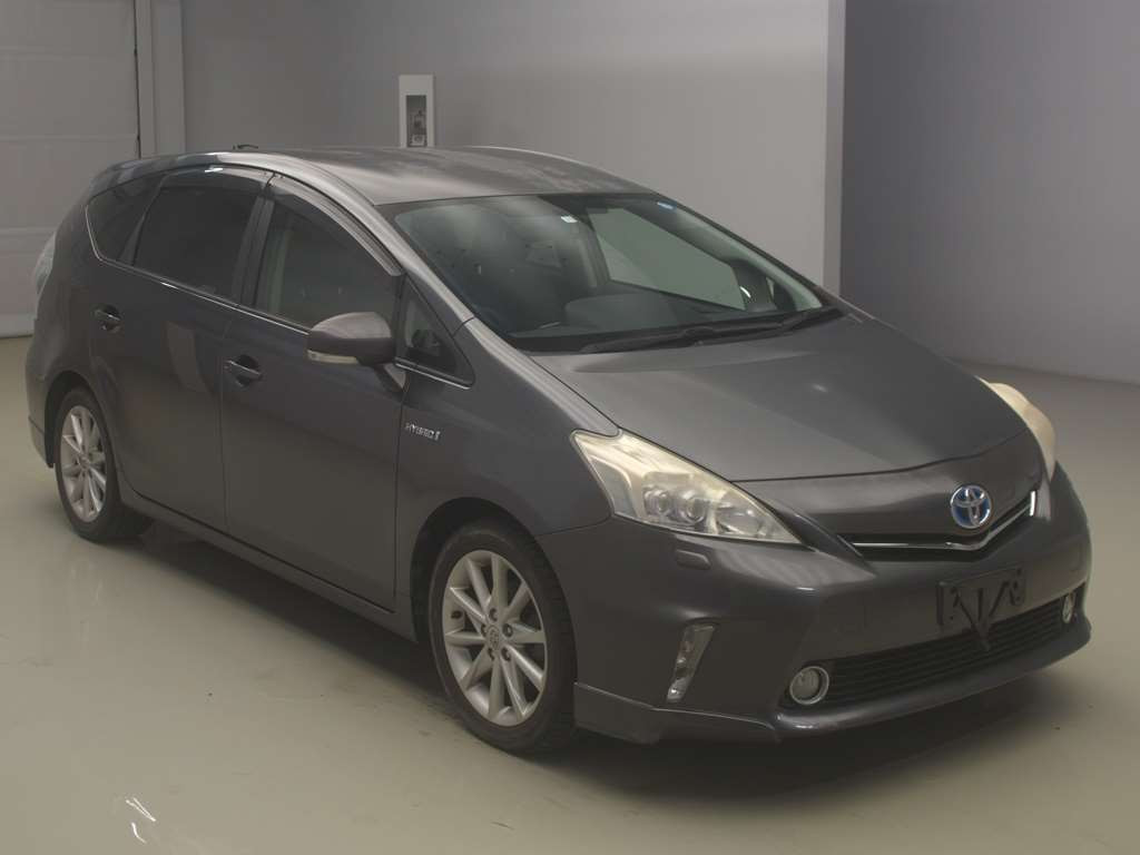 2011 Toyota Prius alpha ZVW41W[2]