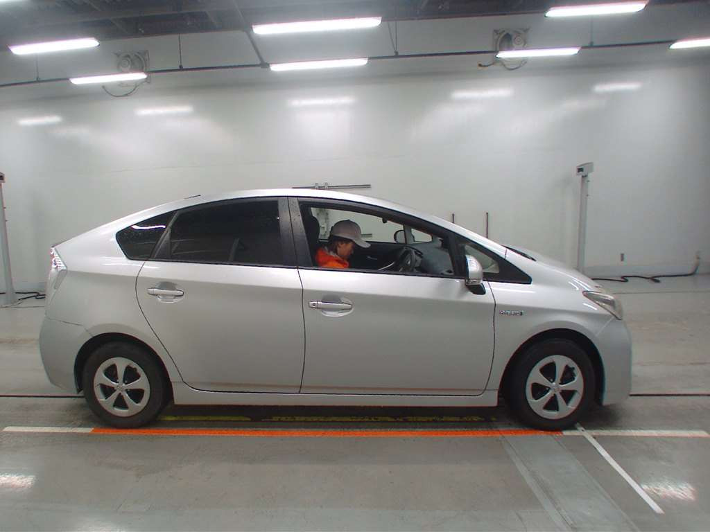 2013 Toyota Prius ZVW30[2]