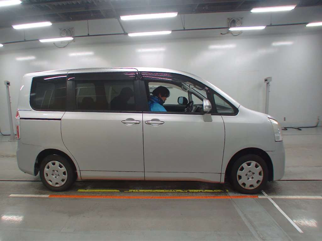 2009 Toyota Noah ZRR70G[2]