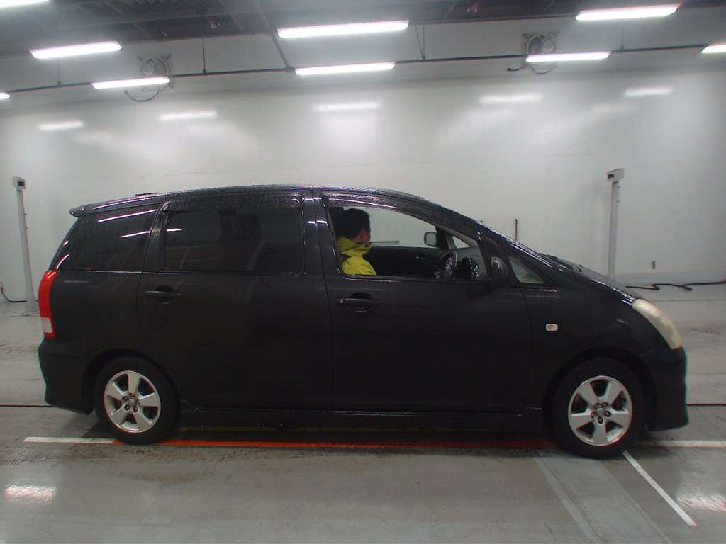 2005 Toyota Wish ZNE10G[2]