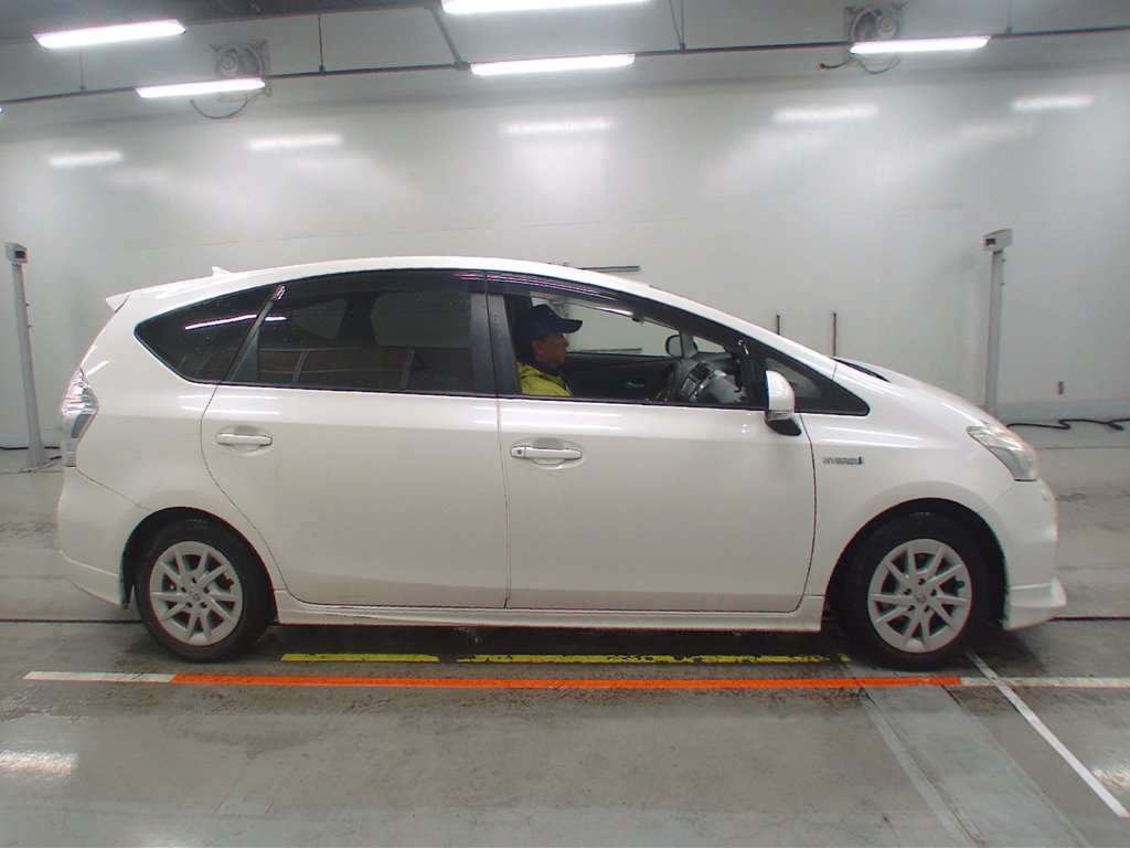 2012 Toyota Prius alpha ZVW41W[2]