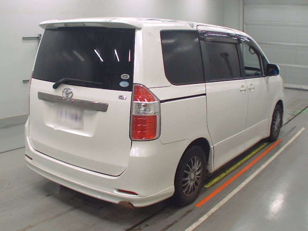 2010 Toyota Noah ZRR70W[1]