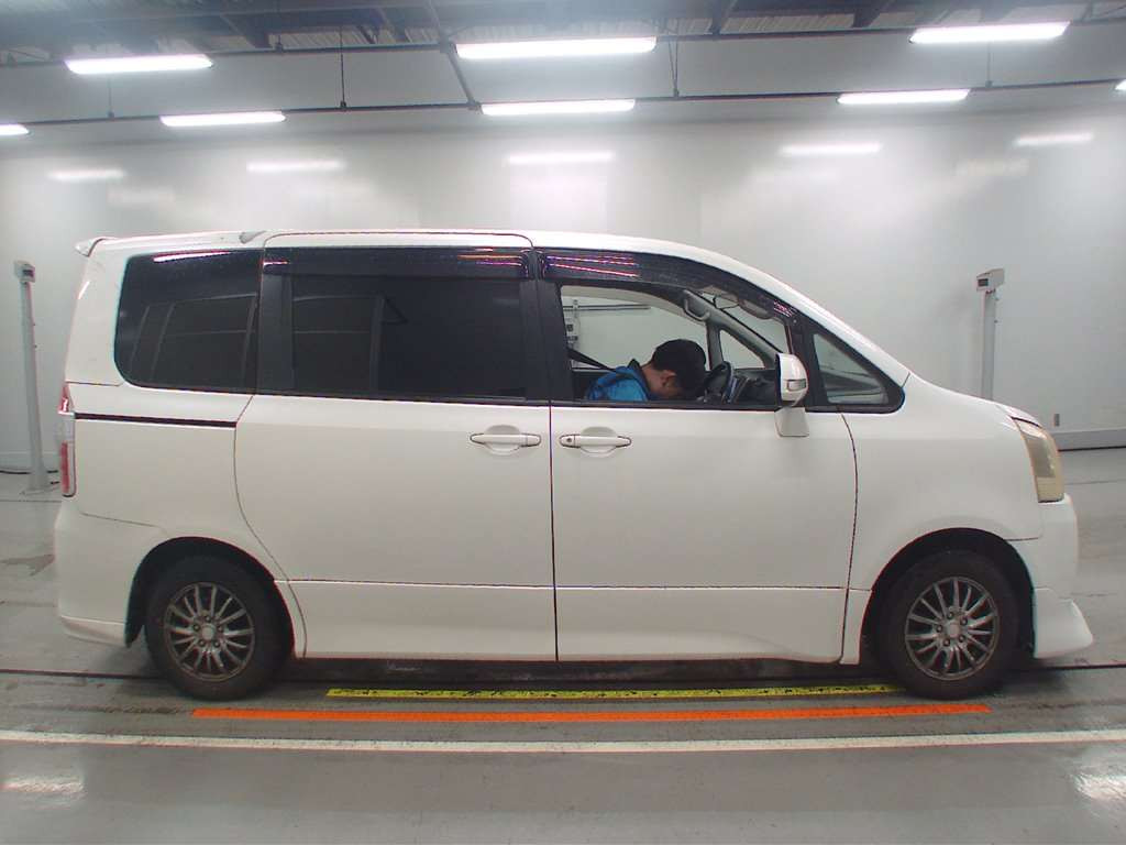 2010 Toyota Noah ZRR70W[2]