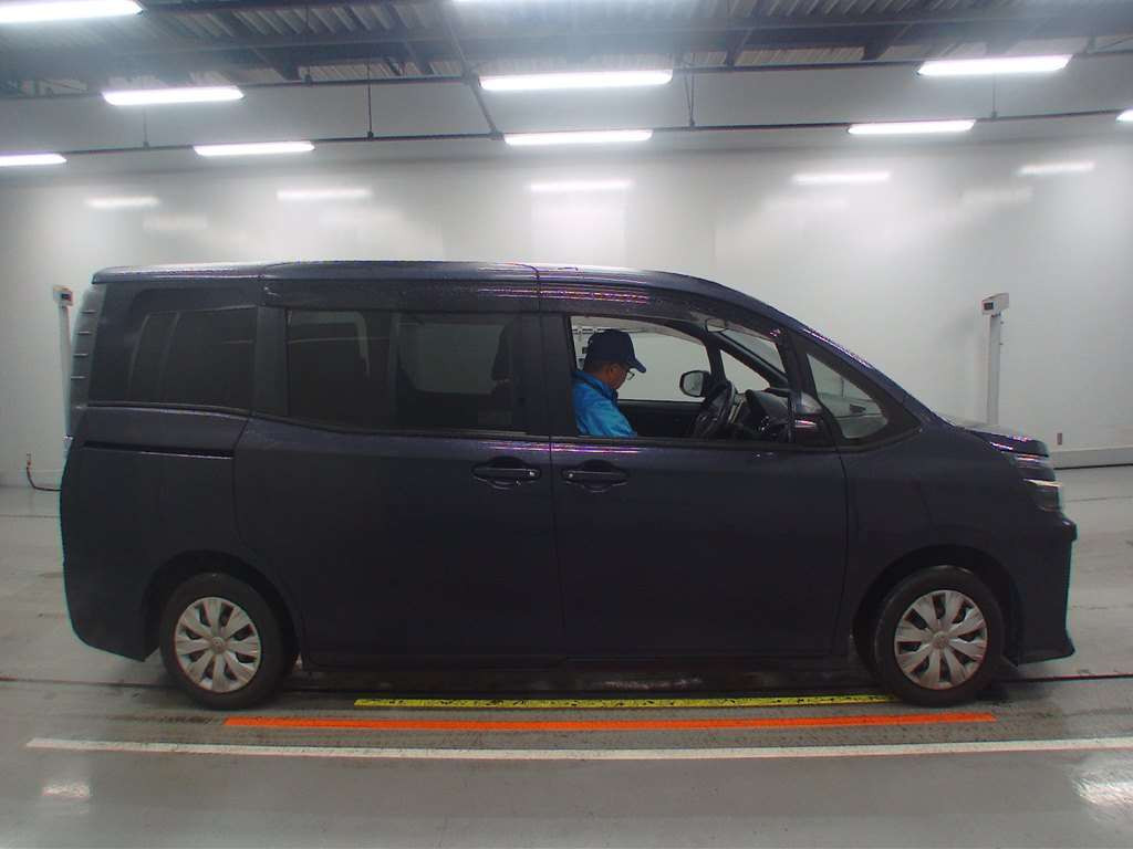 2014 Toyota Voxy ZRR80G[2]