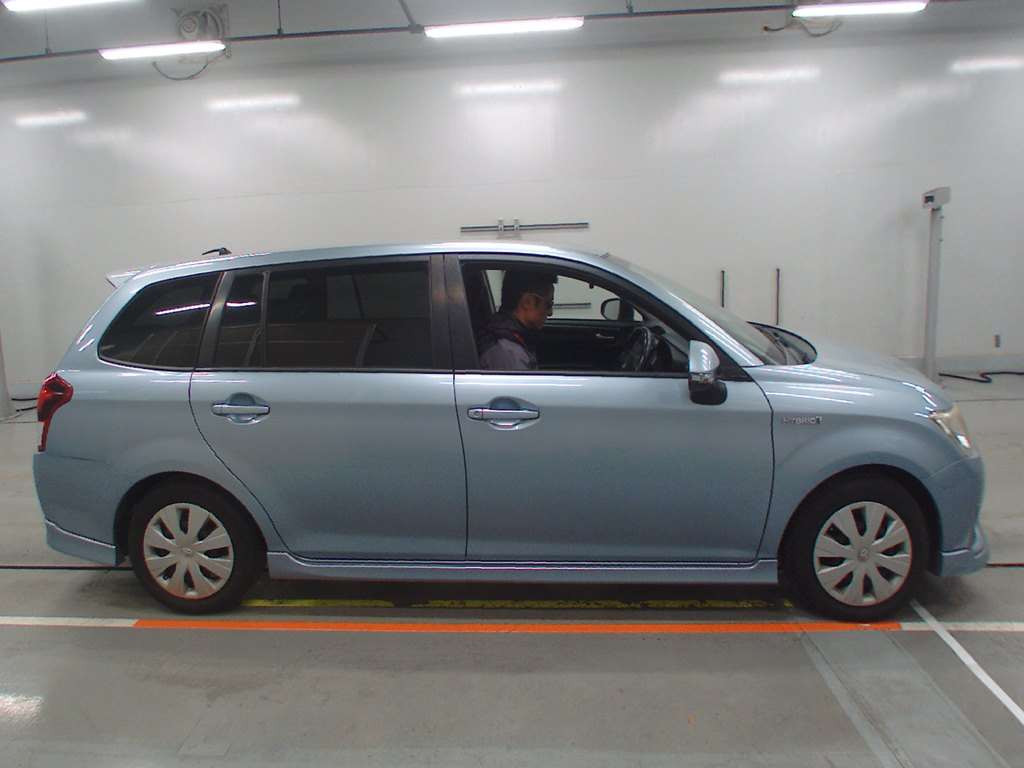 2014 Toyota Corolla Fielder NKE165G[2]