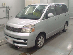 2004 Toyota Voxy