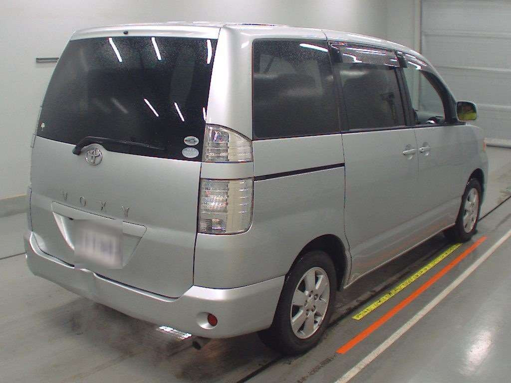 2004 Toyota Voxy AZR60G[1]