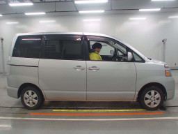 2004 Toyota Voxy