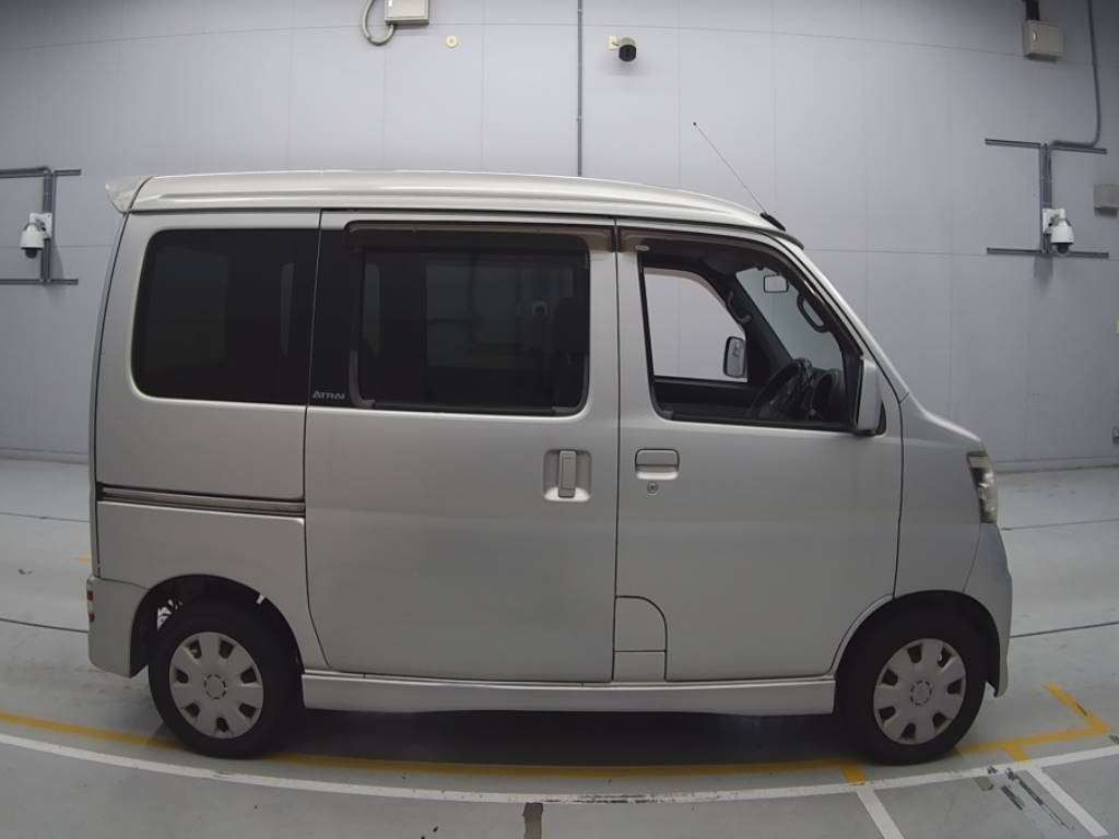 2005 Daihatsu Atrai Wagon S320G[2]