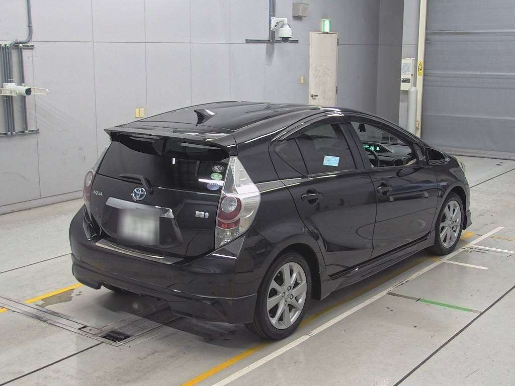 2012 Toyota Aqua NHP10[1]