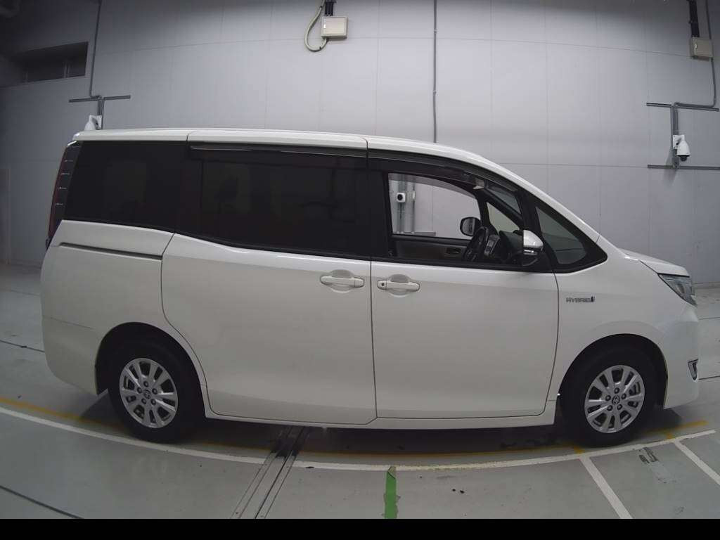 2019 Toyota Noah ZWR80G[2]