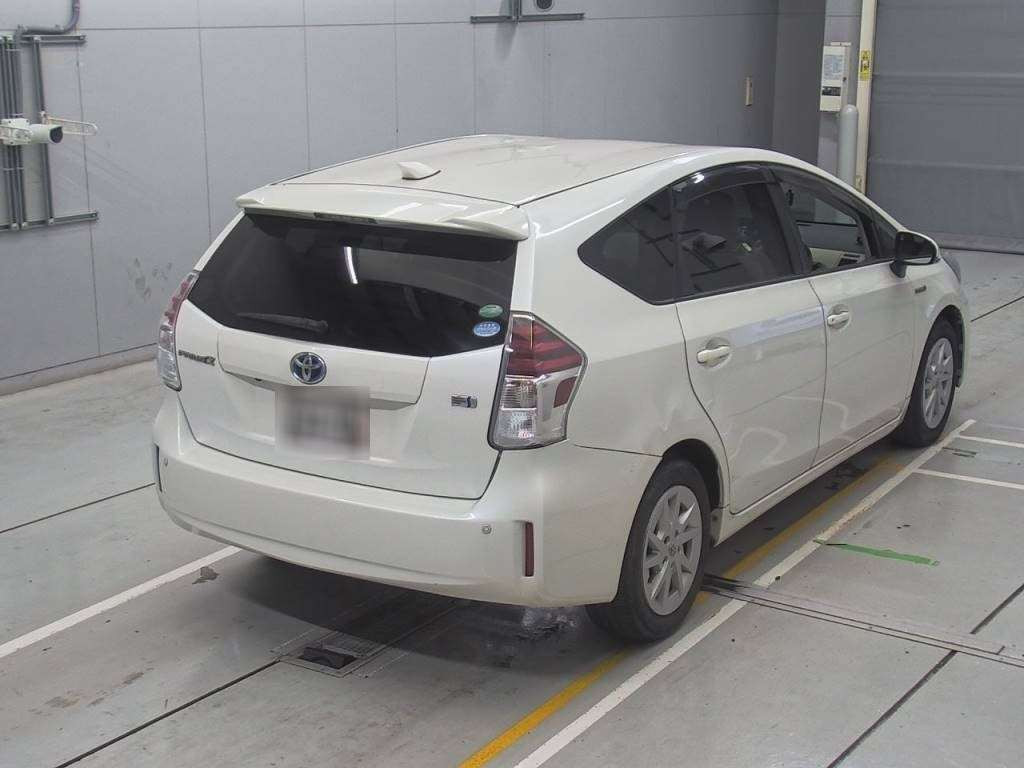 2016 Toyota Prius alpha ZVW41W[1]