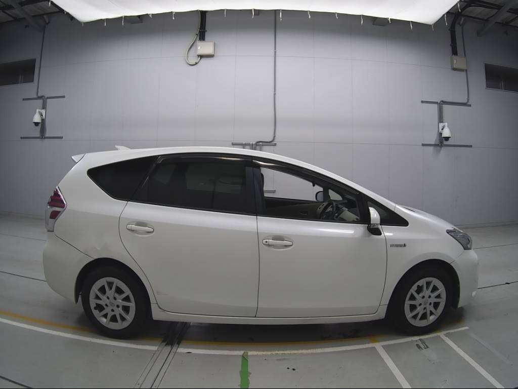 2016 Toyota Prius alpha ZVW41W[2]