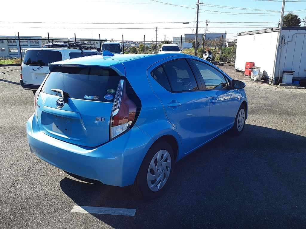 2016 Toyota Aqua NHP10[1]