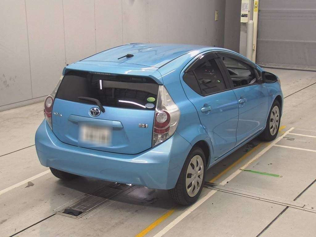 2013 Toyota Aqua NHP10[1]