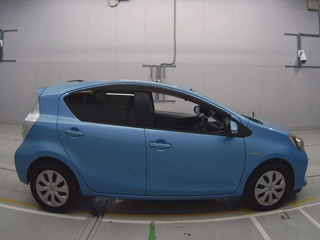 2013 Toyota Aqua NHP10[2]