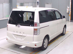 2003 Toyota Voxy