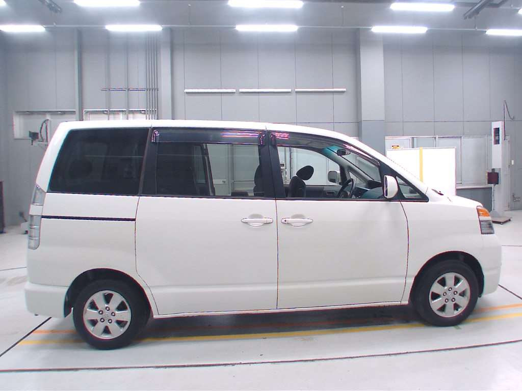 2003 Toyota Voxy AZR60G[2]