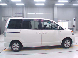 2003 Toyota Voxy