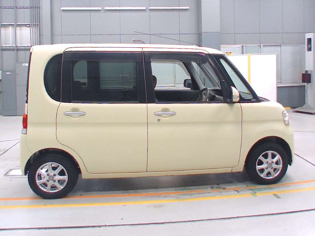 2010 Daihatsu Tanto L375S[2]