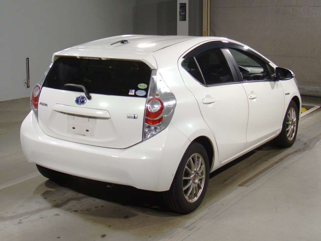 2013 Toyota Aqua NHP10[1]