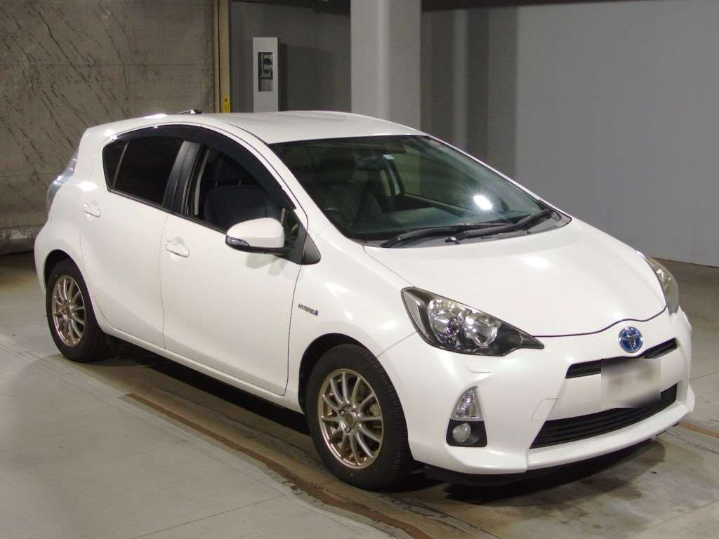 2013 Toyota Aqua NHP10[2]