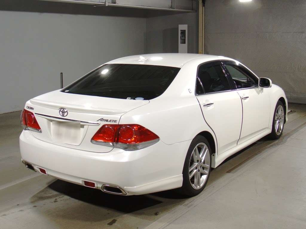 2011 Toyota Crown GRS204[1]