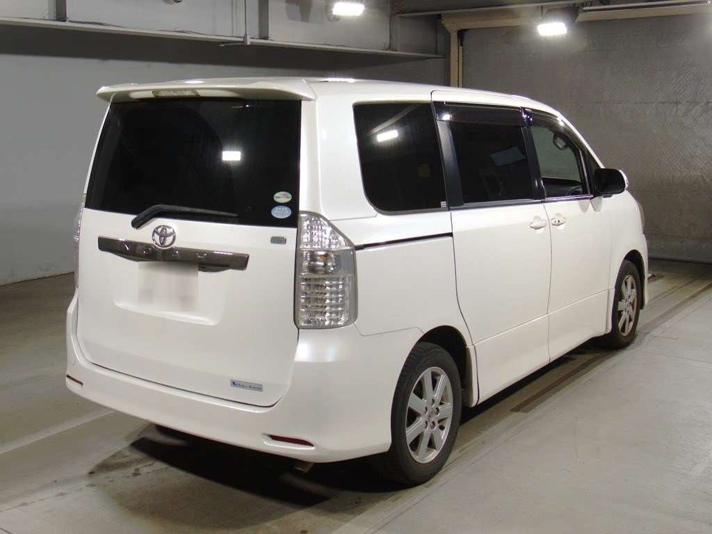 2009 Toyota Noah ZRR70W[1]