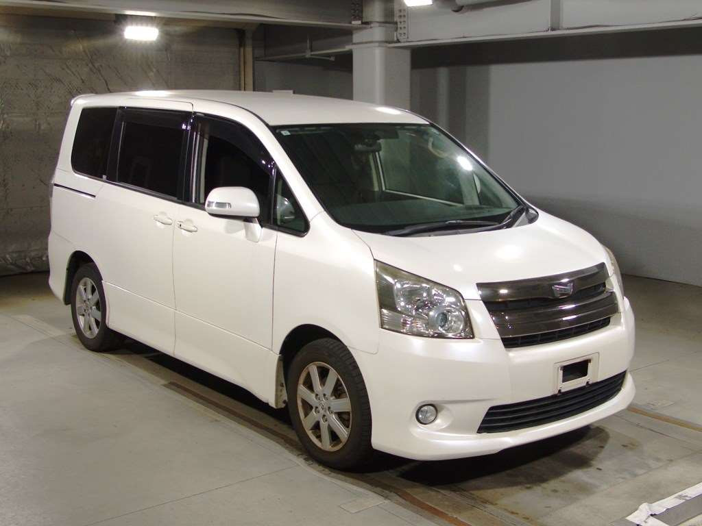 2009 Toyota Noah ZRR70W[2]