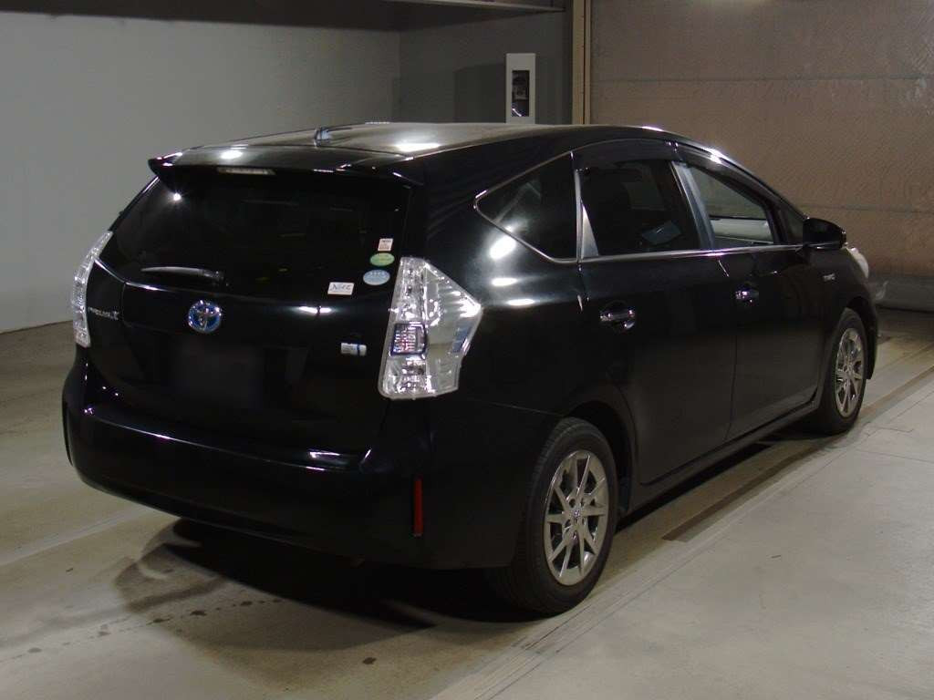 2013 Toyota Prius alpha ZVW41W[1]