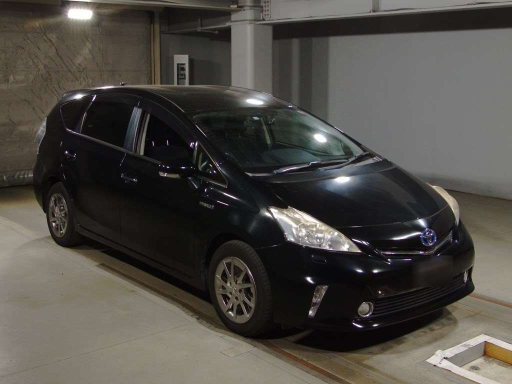 2013 Toyota Prius alpha ZVW41W[2]