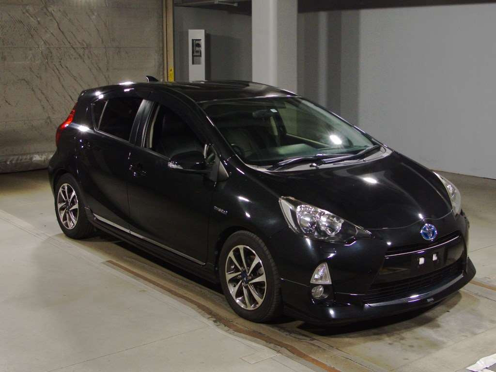 2013 Toyota Aqua NHP10[2]