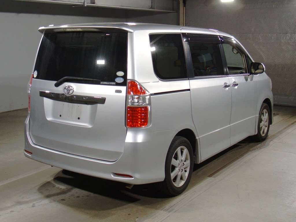 2008 Toyota Noah ZRR70W[1]