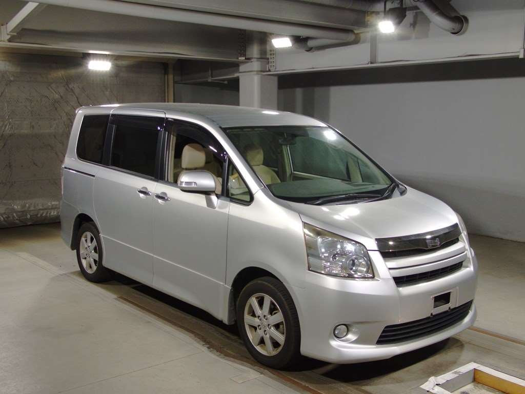 2008 Toyota Noah ZRR70W[2]