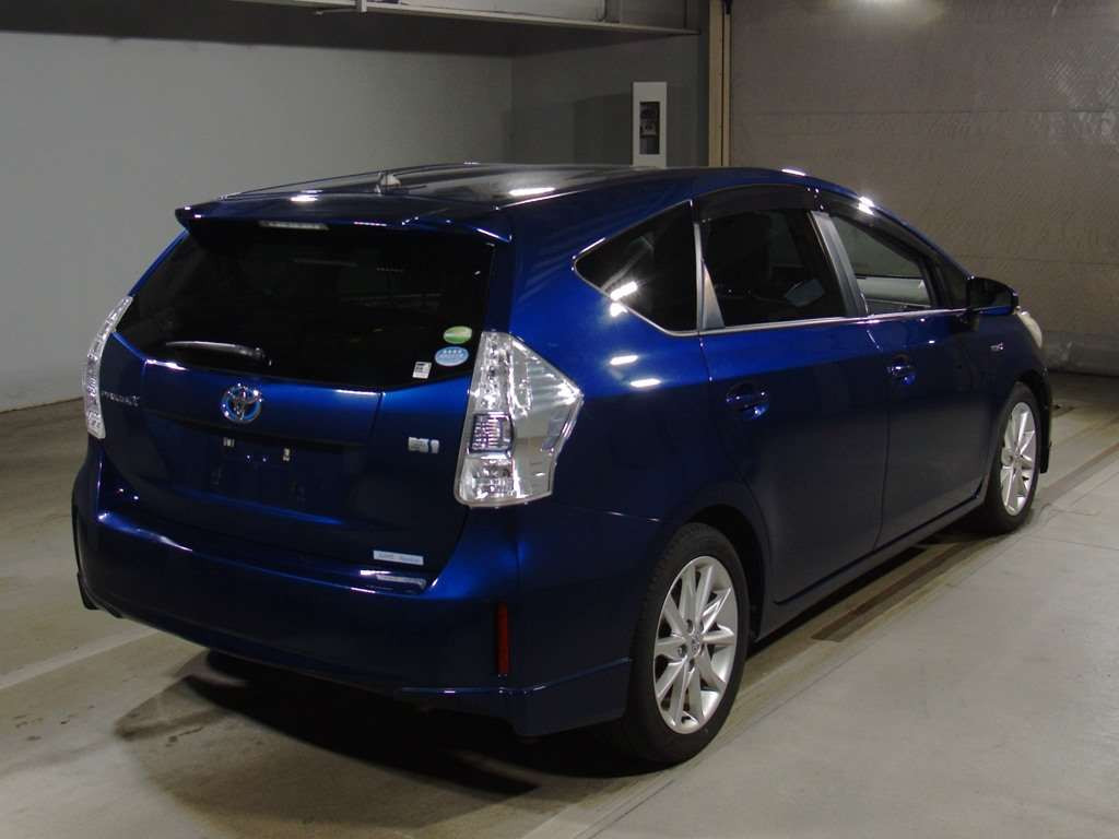 2014 Toyota Prius alpha ZVW40W[1]