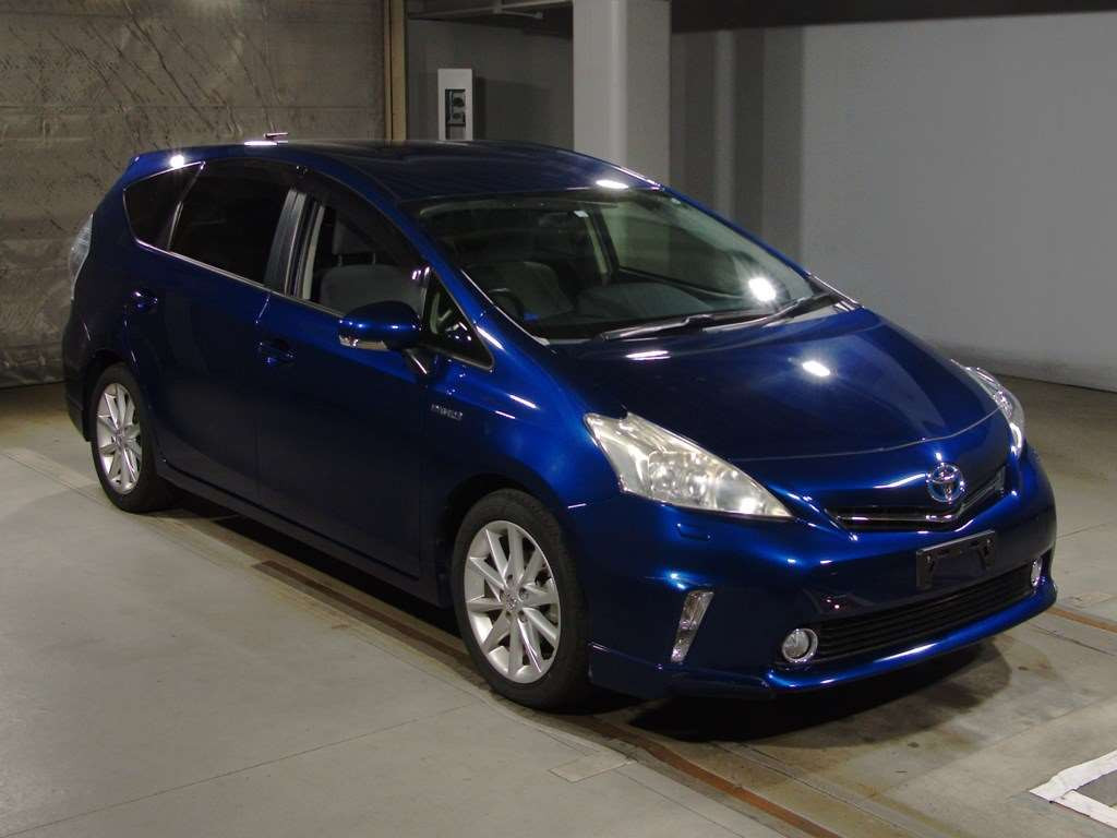 2014 Toyota Prius alpha ZVW40W[2]