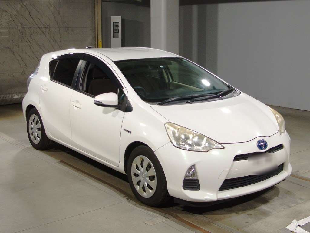 2012 Toyota Aqua NHP10[2]