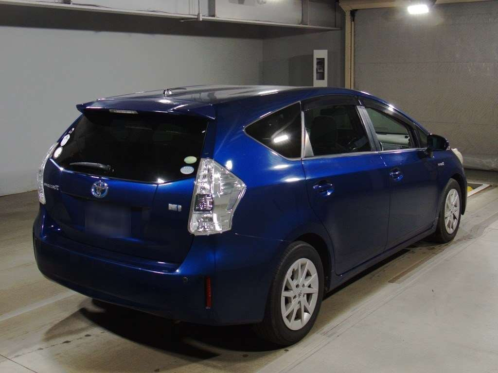 2012 Toyota Prius alpha ZVW41W[1]