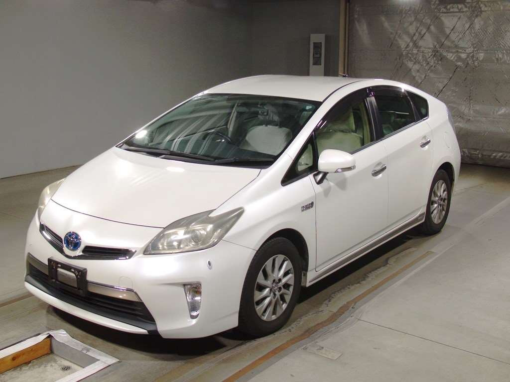 2014 Toyota Prius PHV ZVW35[0]