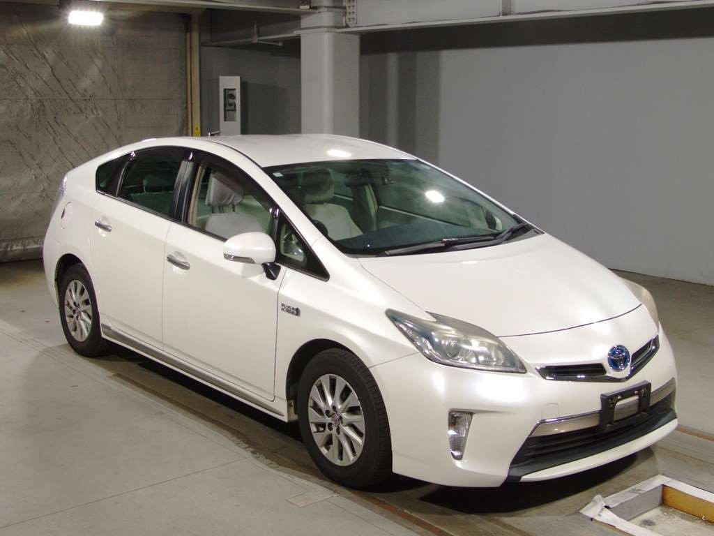 2014 Toyota Prius PHV ZVW35[2]