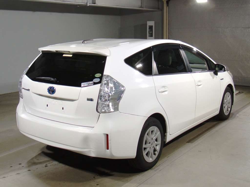 2012 Toyota Prius alpha ZVW41W[1]