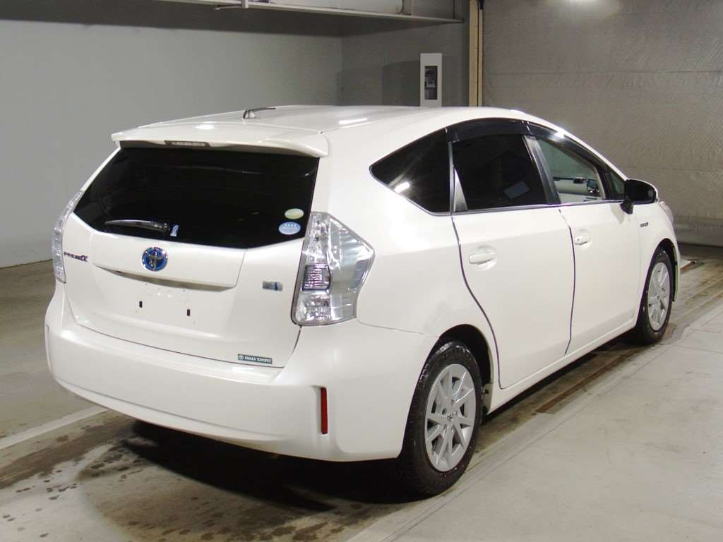 2012 Toyota Prius alpha ZVW41W[1]