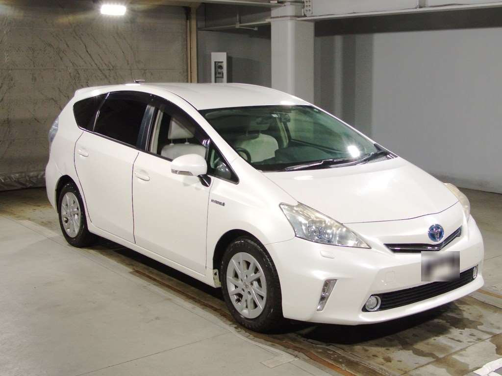 2012 Toyota Prius alpha ZVW41W[2]